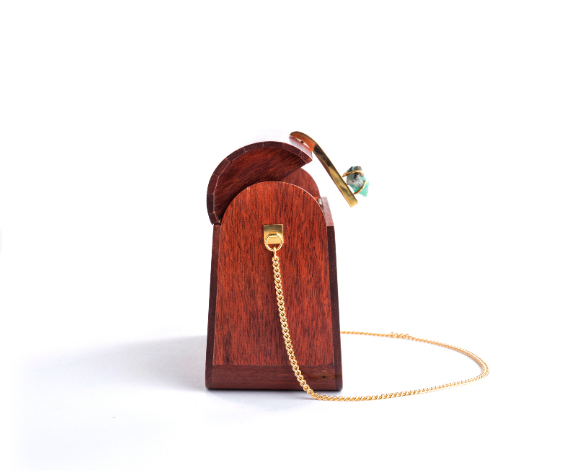 Bolso pequeño sobre exótico con esmeralda  colombiana